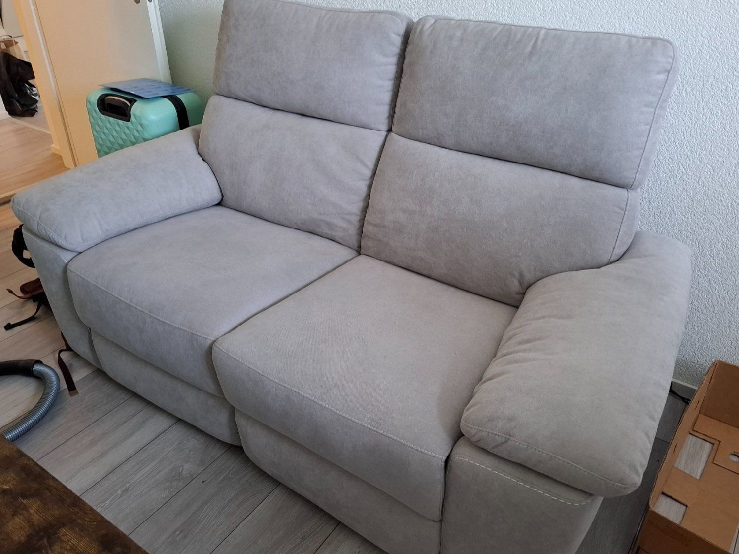 Divani: Gemütliches 2er Sofa mit Relaxfunktion, hellgrau, Top! – Usato da Luzern venduto da liv_6n92 5