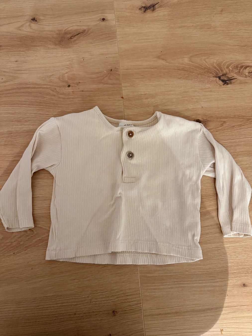 Maglioni & Felpe: Baby Langarmshirt, Gr. 80, Beige, Knöpfe. – Usato da Rothrist venduto da G.F.1997
