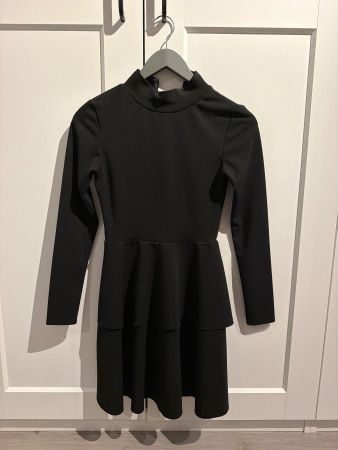 Robe noire à manches longues volants taille XS bon état