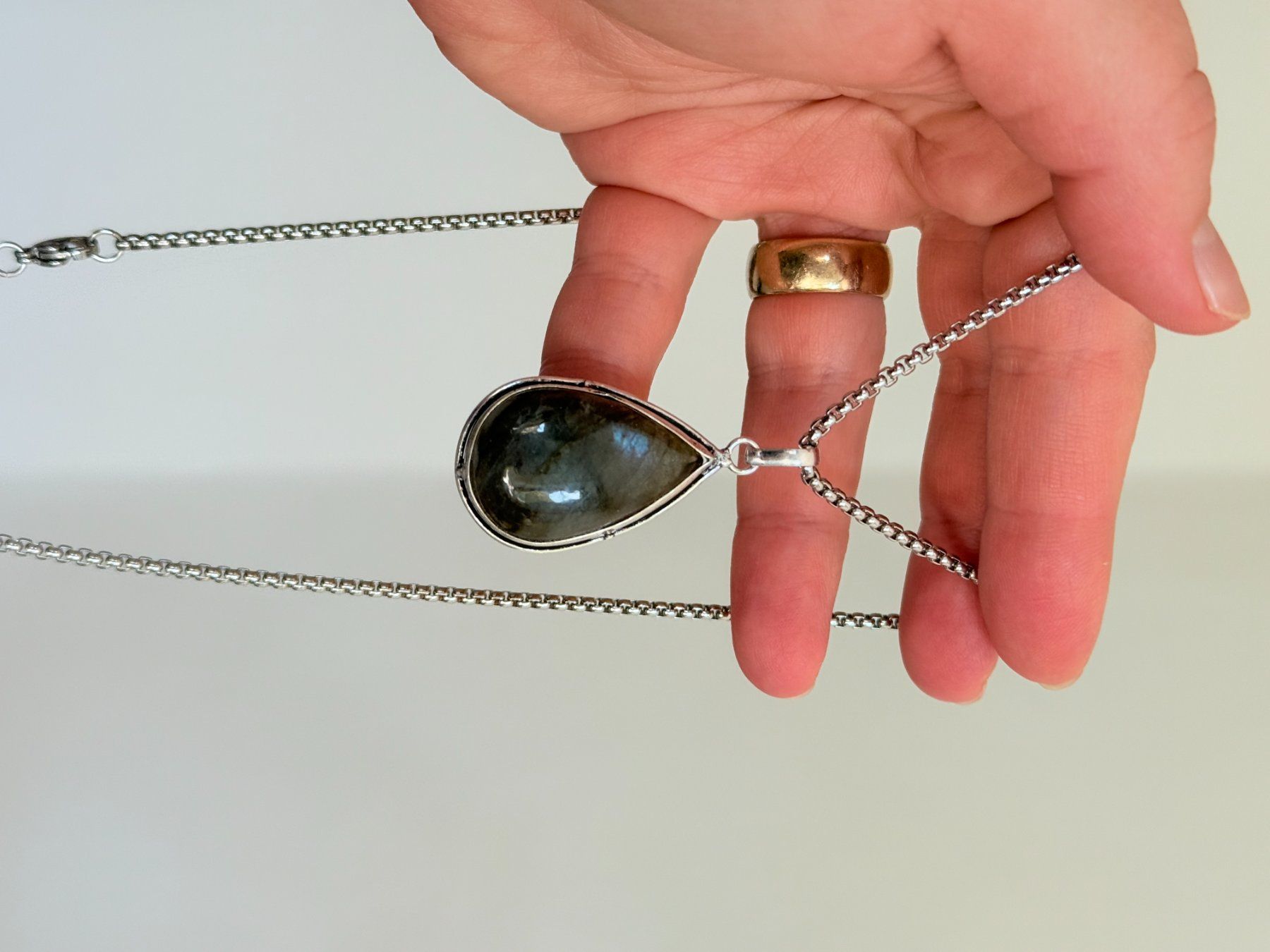 Ketten: Collier avec pendentif labradorite – Neu und originalverpackt aus Genève von AGBERG 8