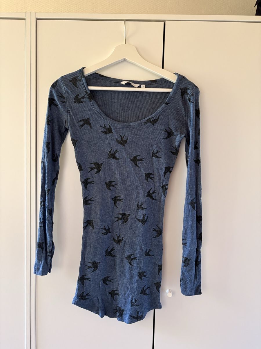 T-Shirts: Langarmshirt blau mit Schwalben Muster  – Gebraucht aus Ermatingen von ric_2td5