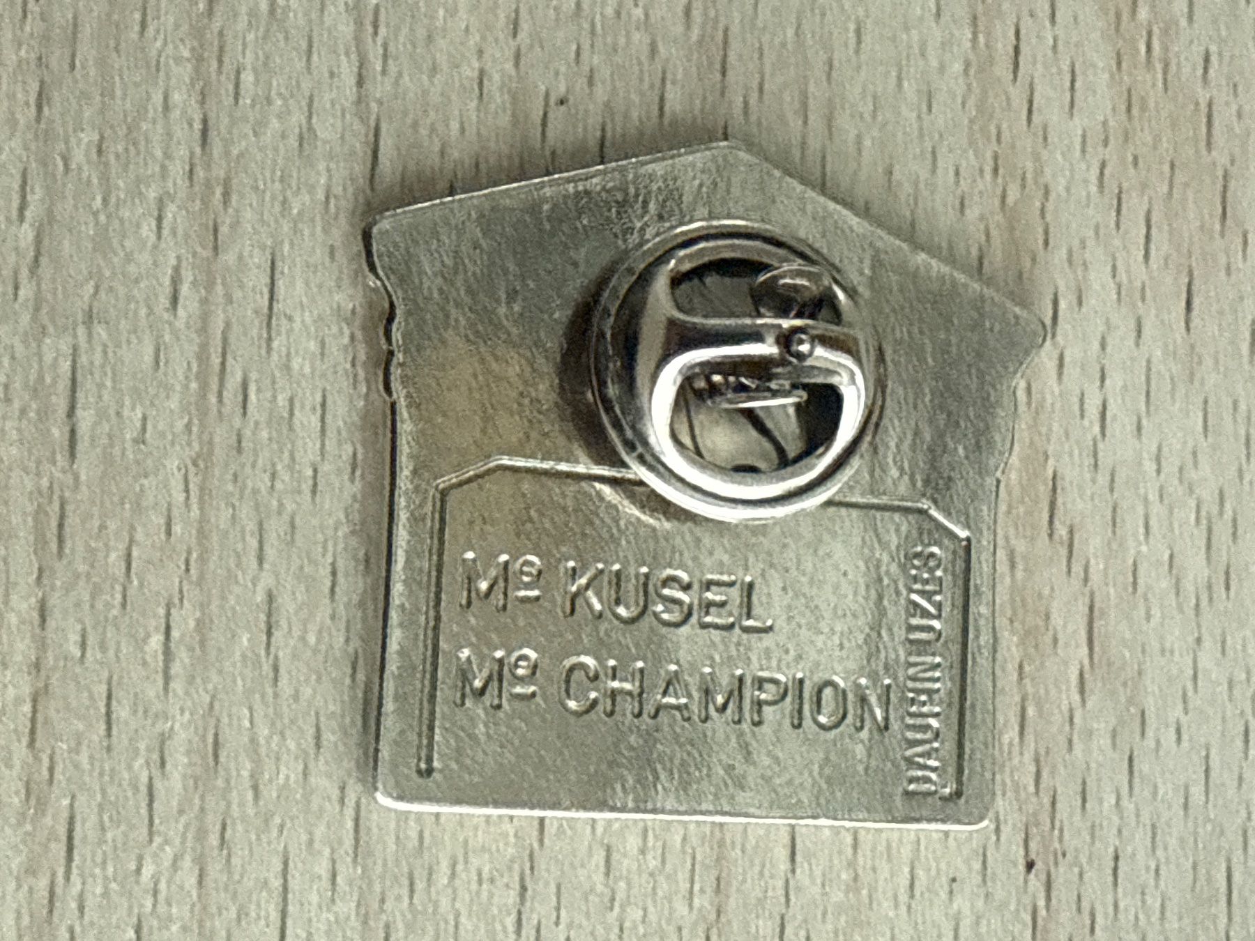 Placchette & Badge: Pin Hotel des Ventes Nimes, – Usato da Glattbrugg venduto da Schweigmatt 1