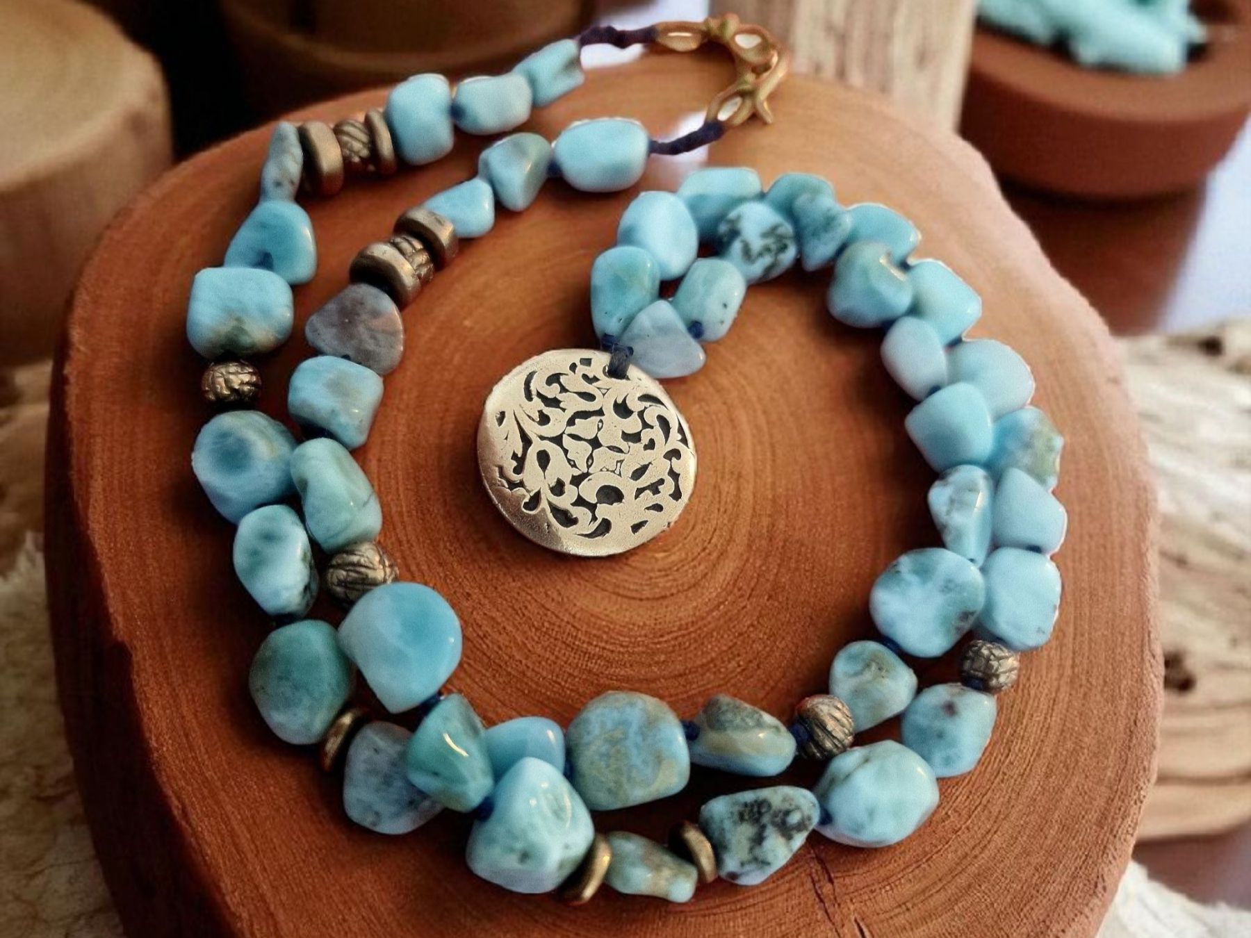 Catenine: Kette Larimar, geknöpft, mit handgemachten Bronze-Elementen – Nuovo e nell'imballaggio originale da Aarau venduto da Schmuckhoehle_MD 7