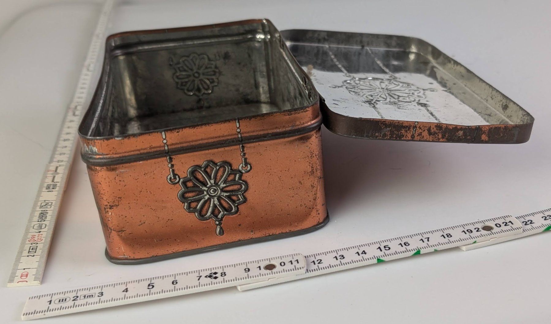 Alle Dekorationen: vintage Blech-Box – Gebraucht aus Zürich von 1.Simon 9
