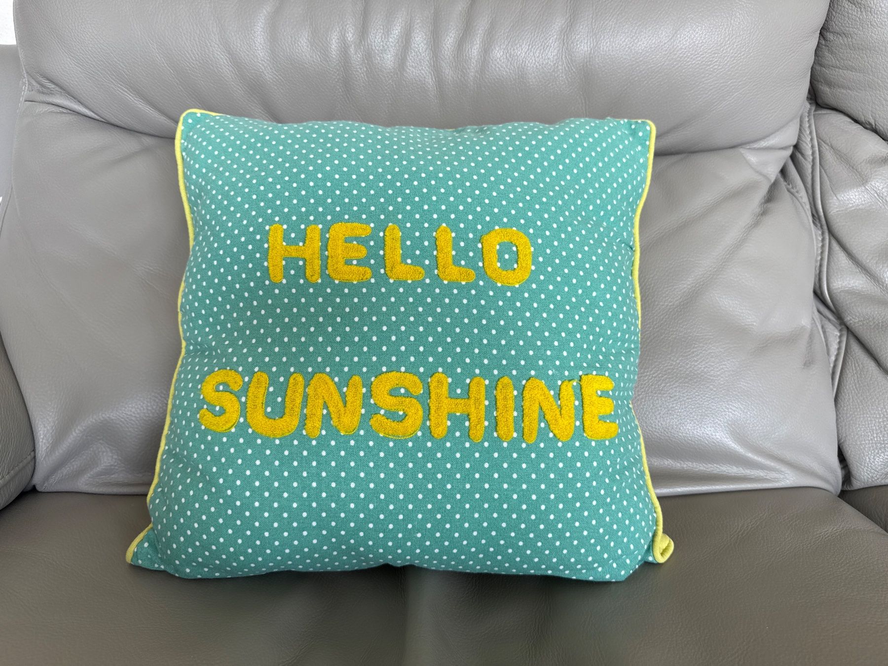 Coussins: HELLO SUNSHINE Square Zierkissen – D'occasion à Horgen par linuxrp