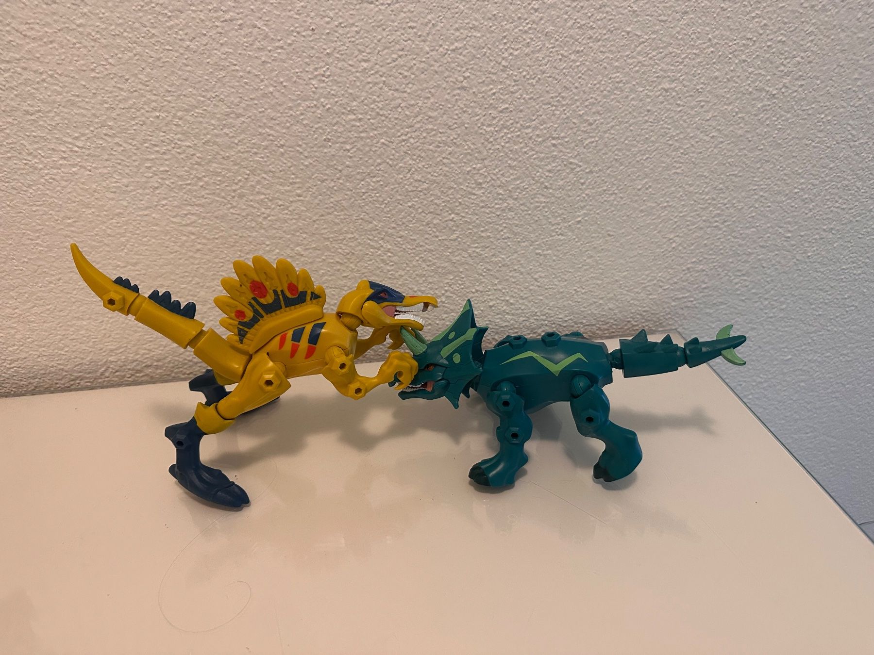 Spielzeuge: Dinosaurier Transformers 4 Stück – Gebraucht aus Alpnach Dorf von ljusja 1