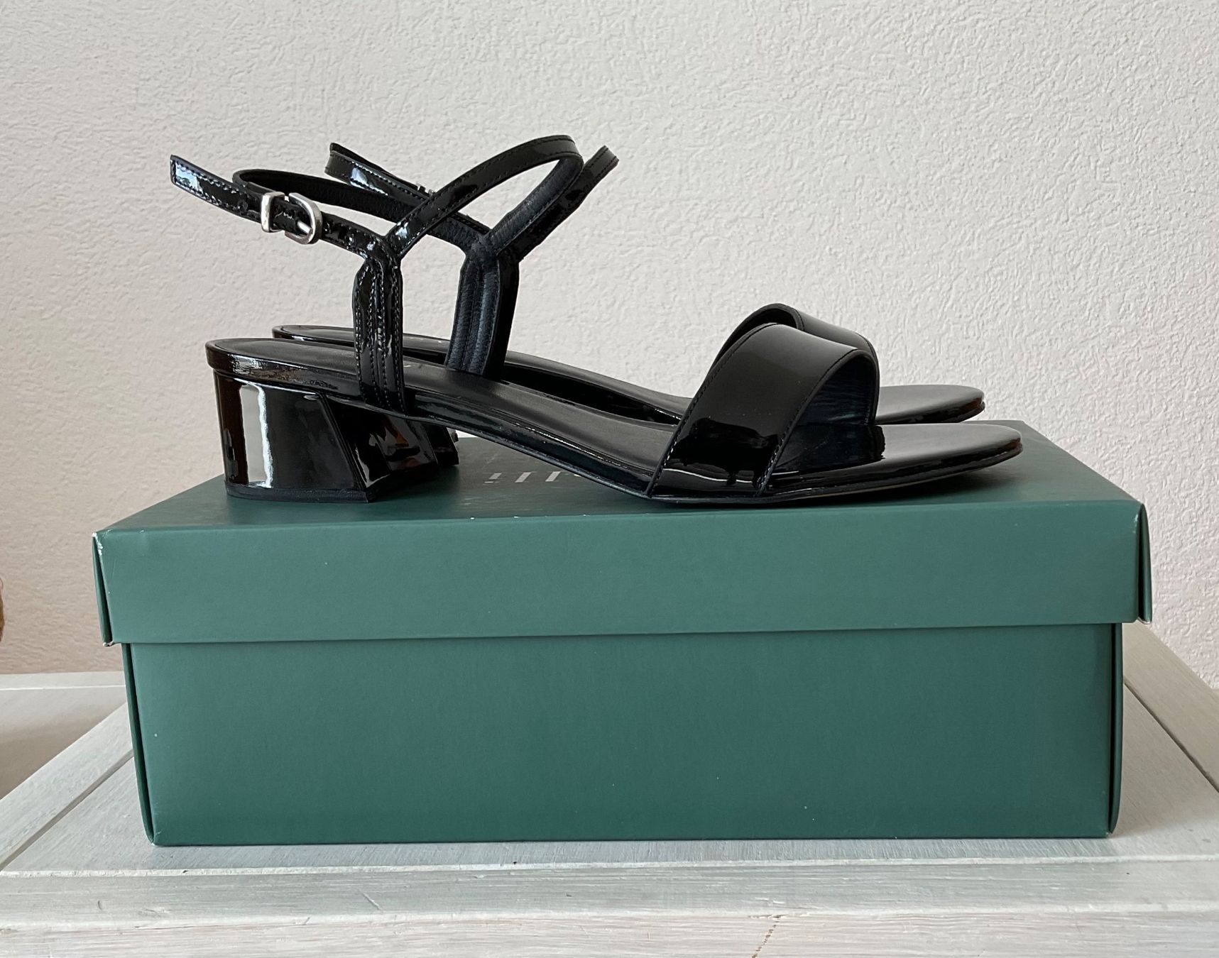 Damenschuhe: Minelli : sandales en cuir noir laqué – Neu und originalverpackt aus Corseaux von Mililaforet75 6