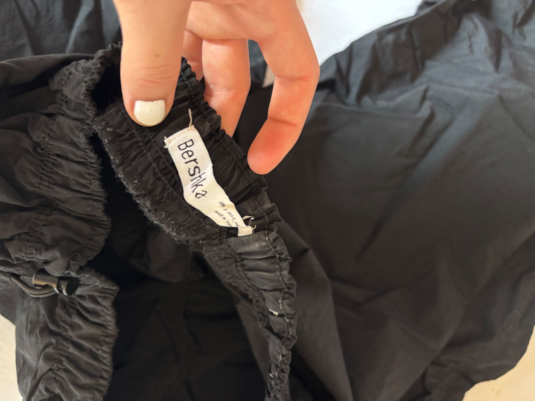 Bershka Hosen: Schwarze Parachute Pants – Gebraucht aus Luzern von julopaji 1