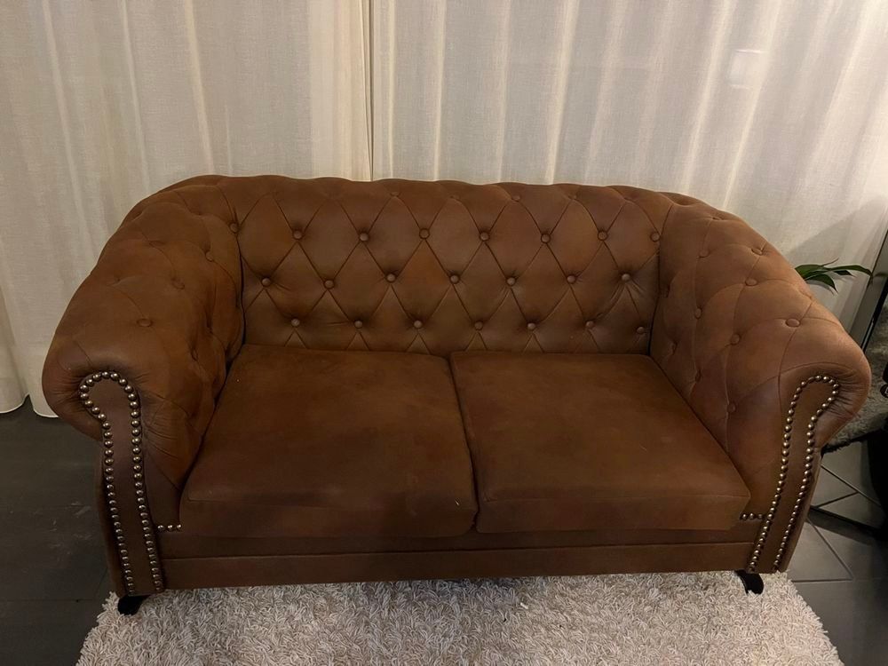 Divani: Chesterfield Sofa Kunstleder Braun 2-Sitzer – Usato da Liestal venduto da EliahThommen 1