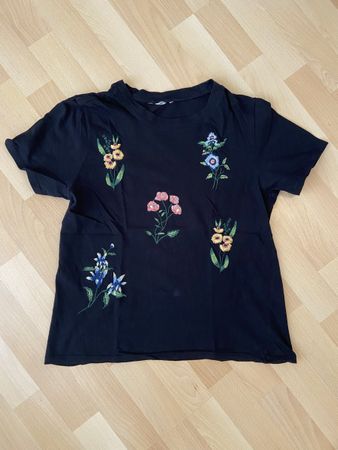 H&M T-Shirt mit Blumenstickerei