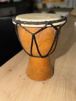 Mini Djembe artisanal en bois exotique.
