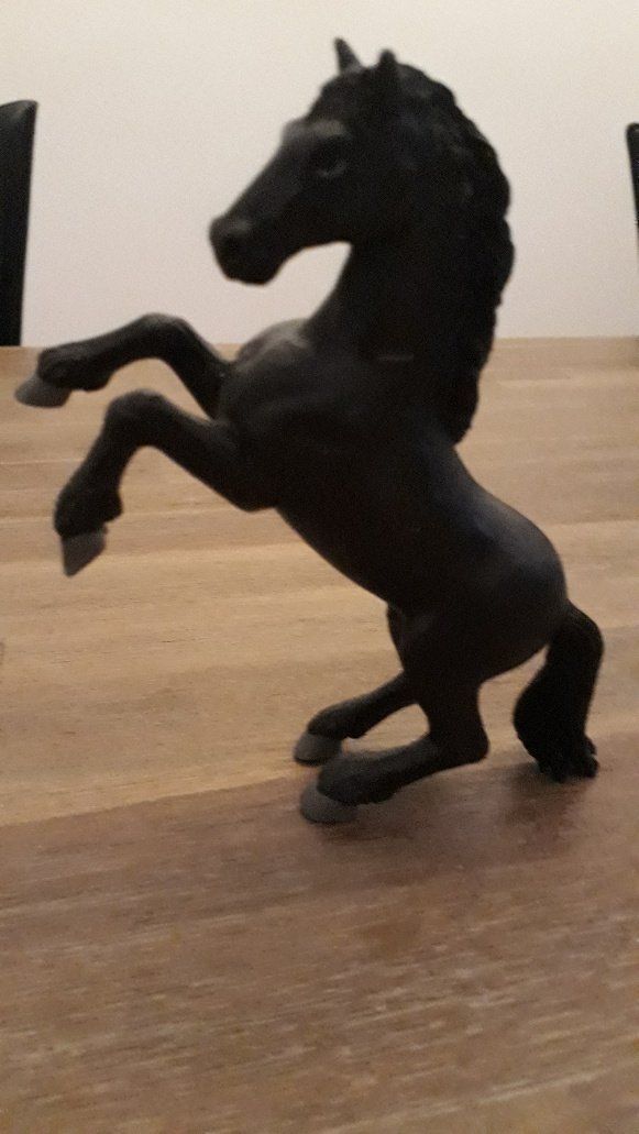 Statuette: schwarzes stolzes Plastikpferd – Usato da Freudwil venduto da Feenland2010