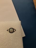 Schöner Ring, silberfarben mit künstl. hellem OPAL, Neu