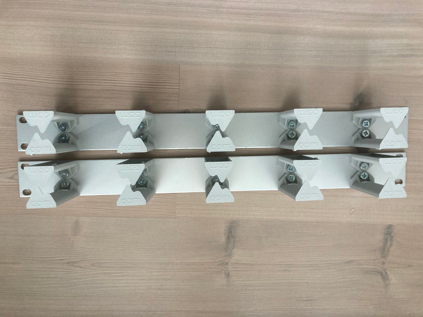 Racks & Cavalletti: 2 Kabelführungen 1HE Rack – Usato da Dielsdorf venduto da Textron
