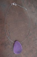 Modisches Collier mit violettem Motiv