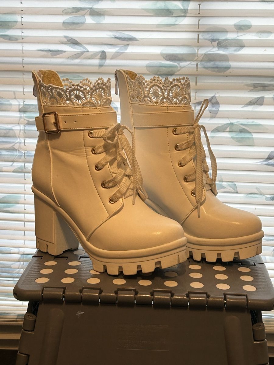 Scarpe da donna: Weisse Stiefeletten mit Absatz, Grösse 38 – Usato da Zürich venduto da Zaklina 1