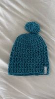 Blaue Strickmütze mit Bommel