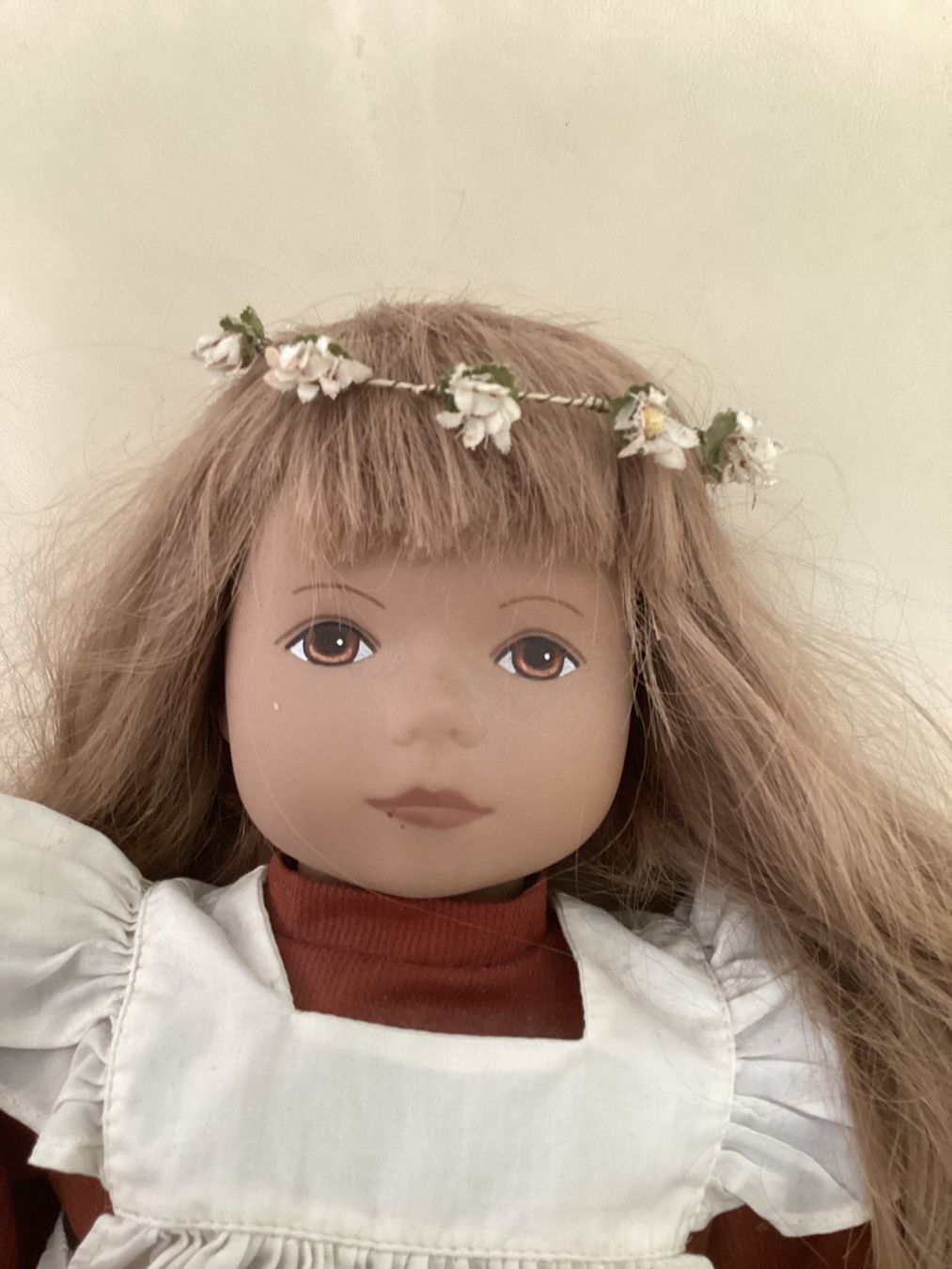 Poupées: Puppe mit Blumenkranz und Kleid – D'occasion à Goldau par dgh_bwh7 1