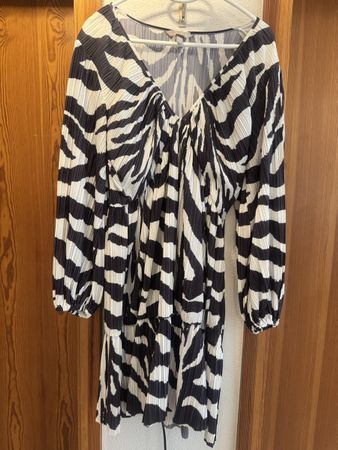 Vestito a pieghe zebrato,manica lunga,taglia M,perfetto!