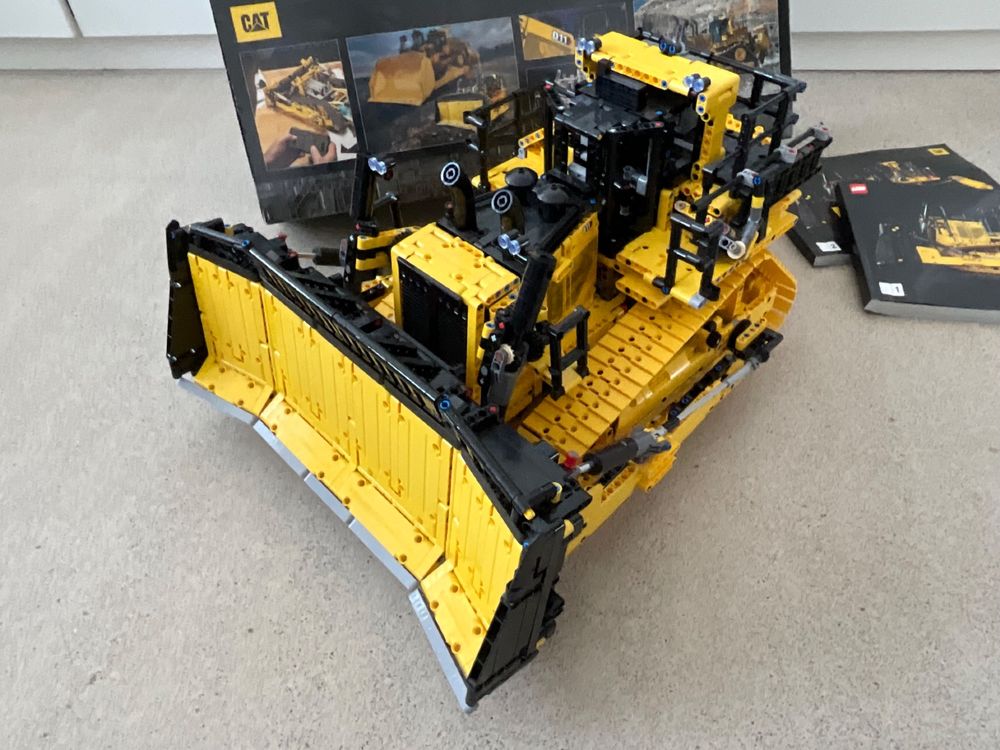 LEGO Technic 42131 – Cat® D11 Bulldozer 4
