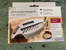 Entfernungsmessgerät, Taschenrechner, Leselampe und Kompass