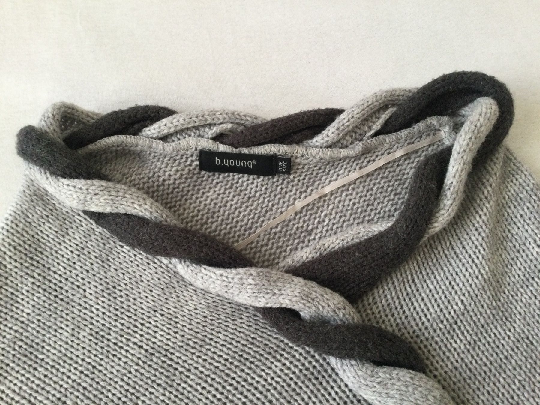 Sonstige Damenmode: Grauer Poncho b.Young – Gebraucht aus Zürich von Janakpur 4