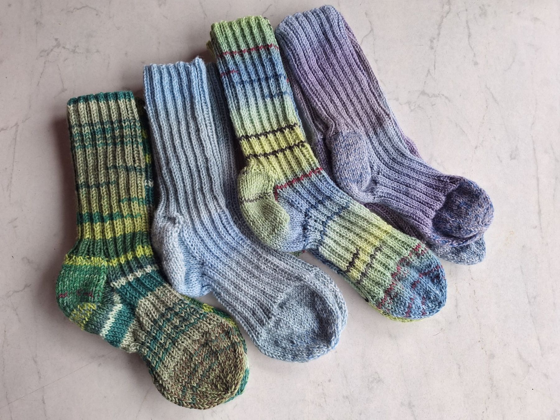 Calze: 4 PAAR SOCKEN HANDGESTRICKT GR 38 – Nuovo (secondo la descrizione) da Huttwil venduto da Kunterbuntli