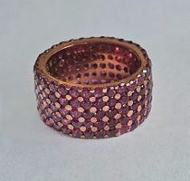 Ring mit fünf Reihen rubinroten Steinen