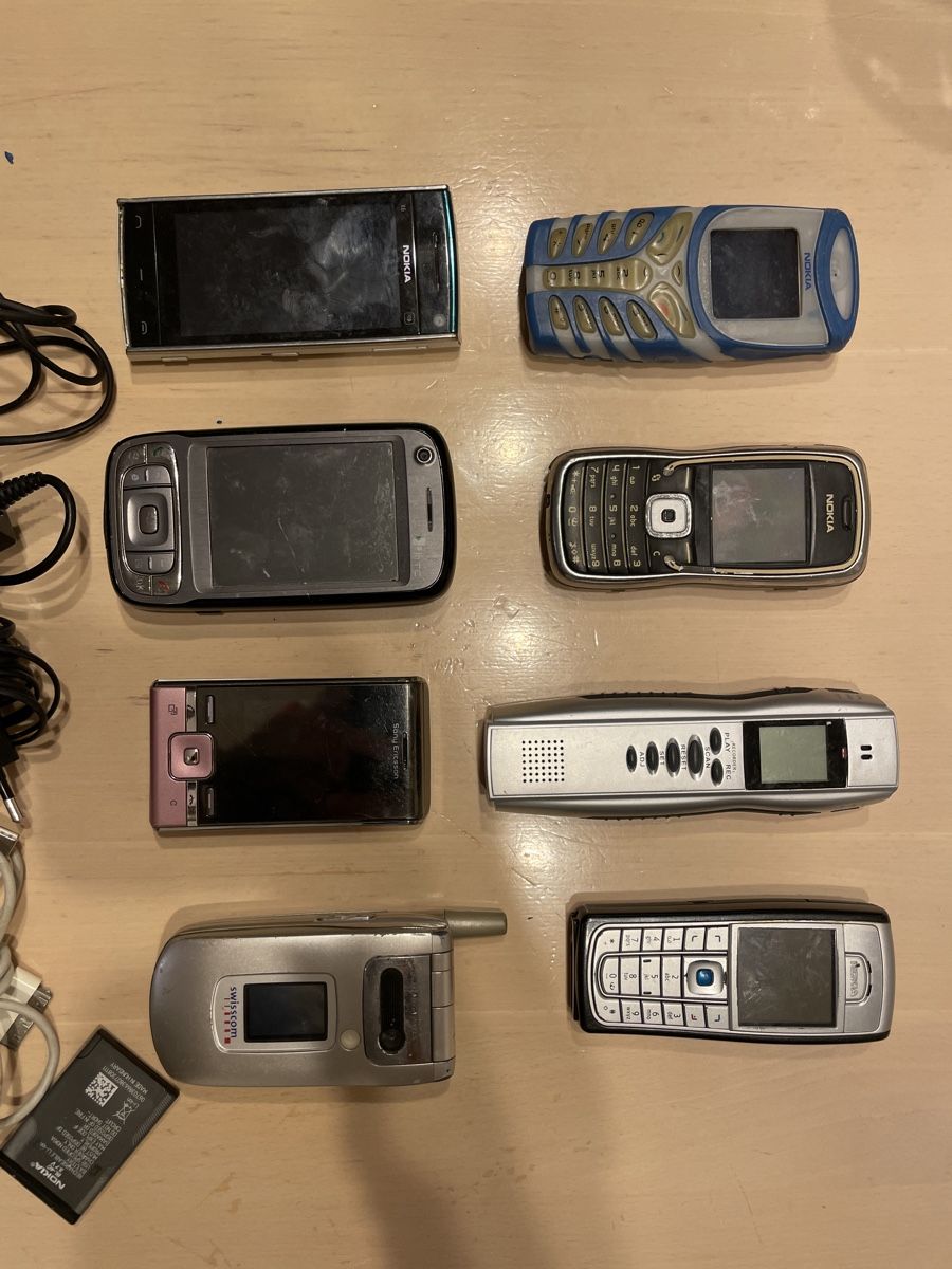 Handys / Smartphones: Alte Handys ab 1.- Defekt – Defekt aus Mollis von  1