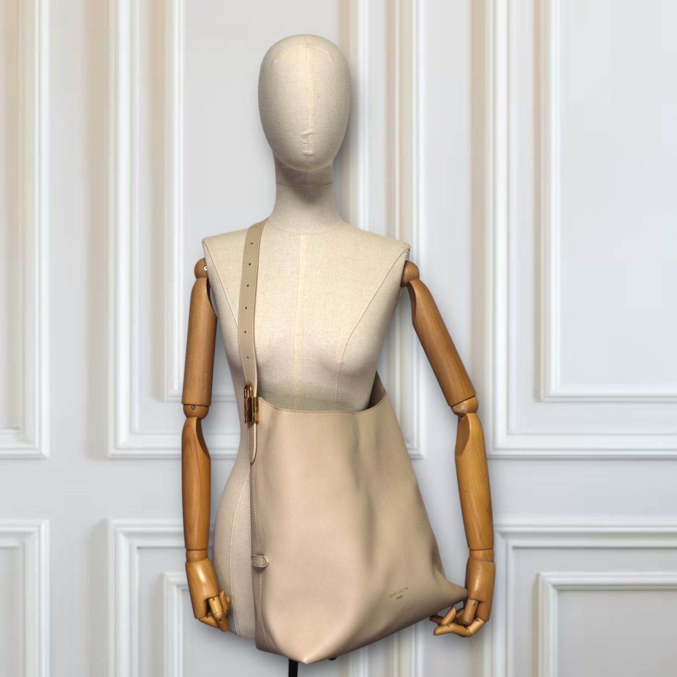 Louis Vuitton Borse da donna: Louis Vuitton Low Key Hobo MM Limestone – Usato da Binningen venduto da Designerlabels 1