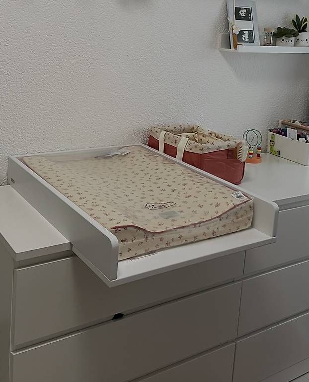 Wickeltisch & Zubehör: Table à langer blanche avec matelas  – Gebraucht aus Murten von AylaSss