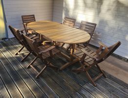 Ovaler Gartentisch mit 6 Klappstühlen aus Holz