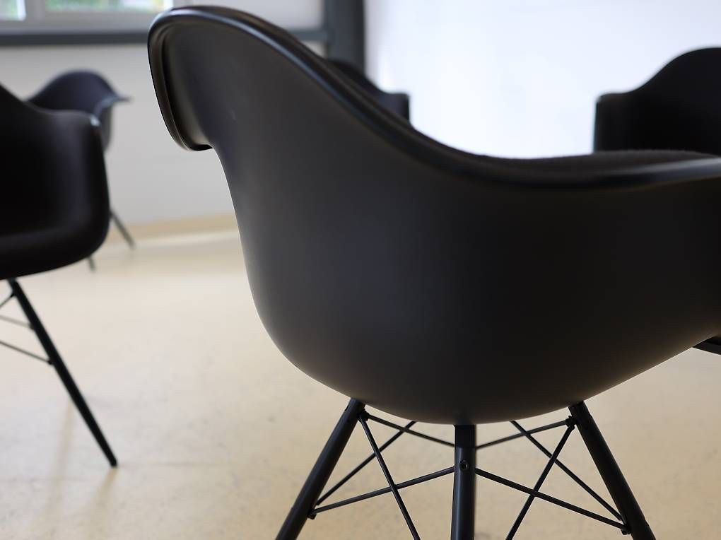 Vitra Sedie: 2 VITRA Armchairs DAW von Eames – Usato da Meinisberg venduto da atelier_TILIJA 6