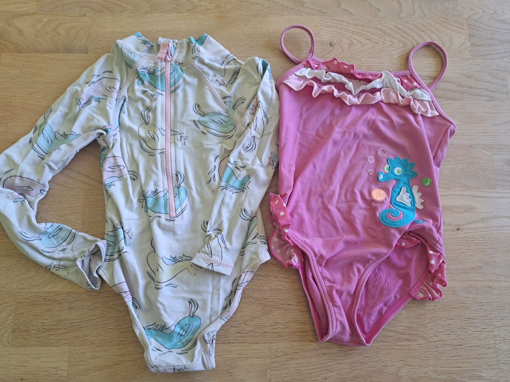 Costumi da bagno & Bikini: 2 Badeanzüge, Grösse 98/104 – Usato da Bergdietikon venduto da Staphylococcus