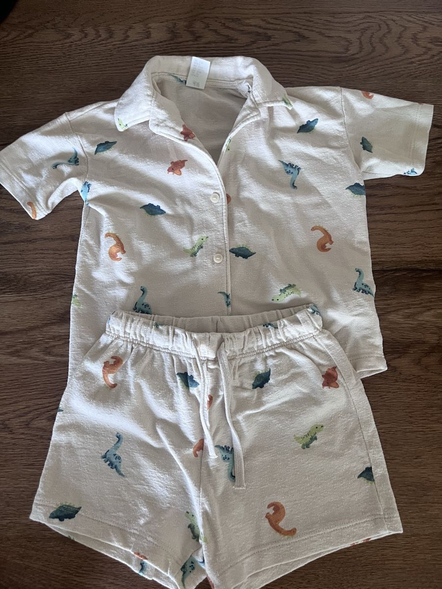 H&M Kleiderpakete & -sets: H&M Dino Froté Set – Gebraucht aus Zollikerberg von LLV
