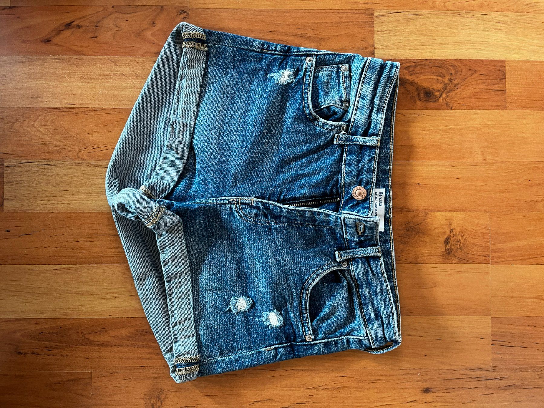 Pantaloni: Bershka Jeansshorts Blau – Usato da Seuzach venduto da anina.k