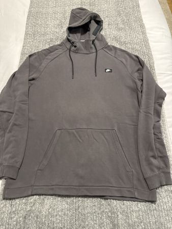 Pull Nike XL gris, parfait pour la saison froide!