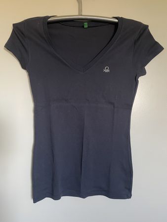 T-shirt Benetton noir avec strass, taille S, jamais porté