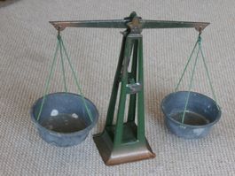 antike Waage Krämerladen Puppenstube und Wischgarnitur Puppe