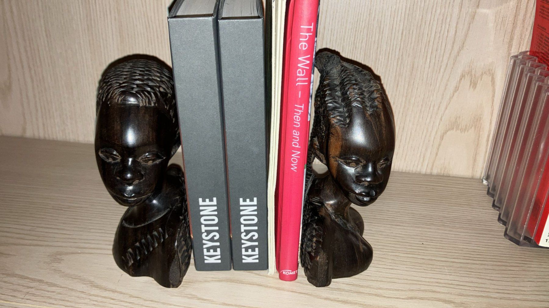 Sonstige Dekorationen & Accessoires: Ferma libri etnici in legno scuro – Gebraucht aus Melano von H-Sara