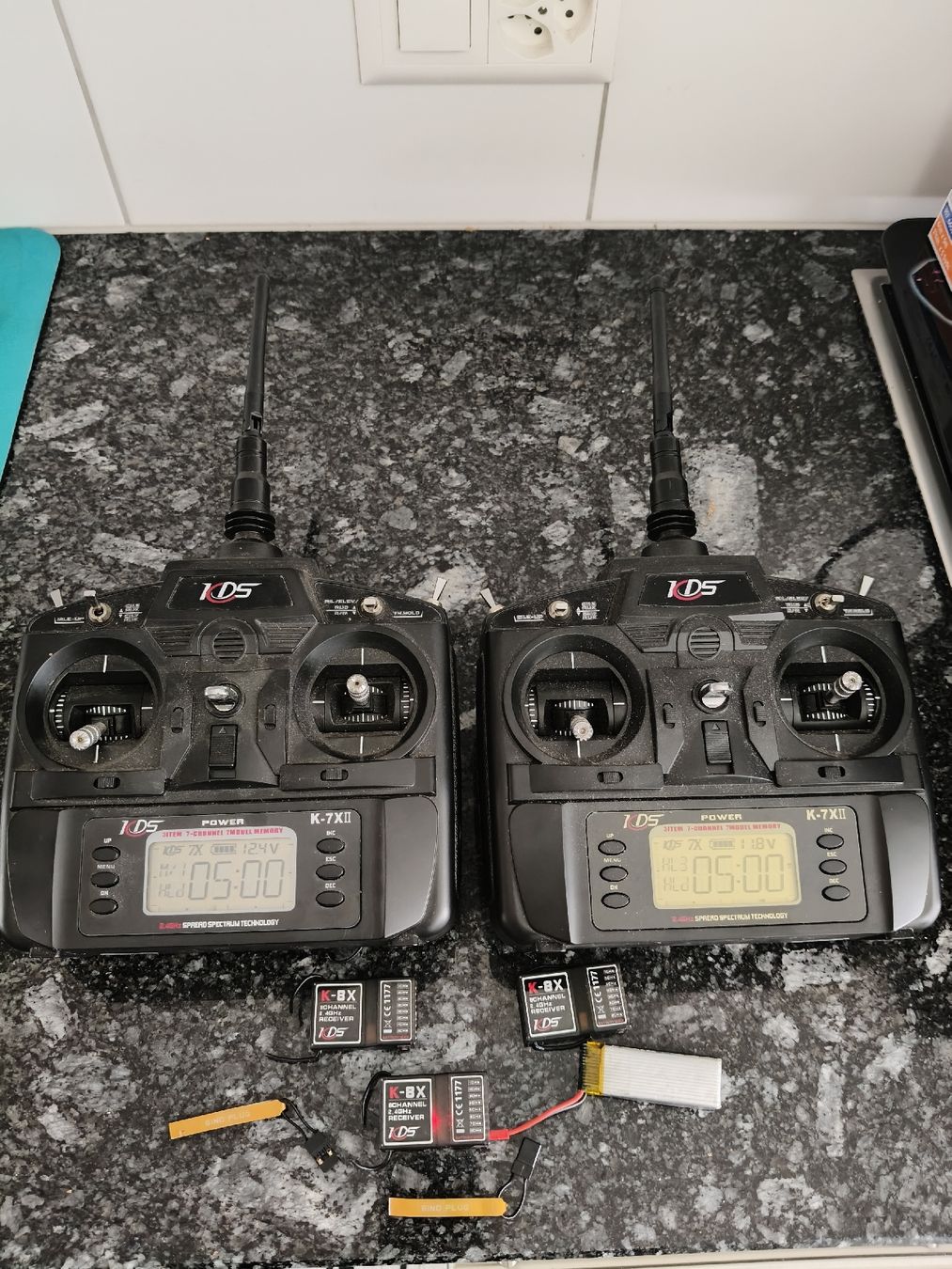 Modellismo RC: 2 KDS RC Fernsteuerung – Usato da Neuenhof venduto da Eric