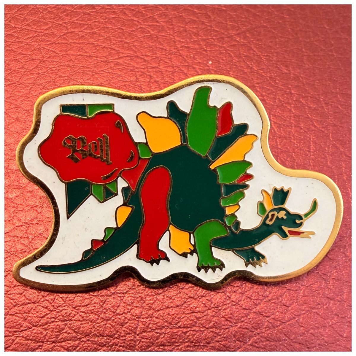Bell Plaketten & Abzeichen: Bell - Stegosaurus - Drachen Pin – Neu (gemäss Beschreibung) aus Schlieren von RoPue