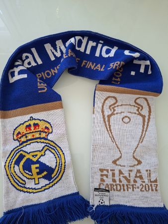 Echarpe officielle Real Madrid en maille bleu, blanc et doré