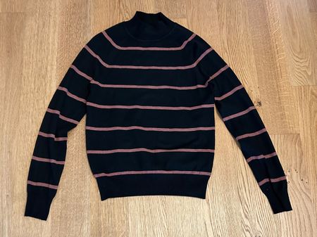 Schwarzer Pullover mit braunen Streifen, Gr. XS / S