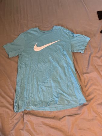Hellblaues Nike T-Shirt