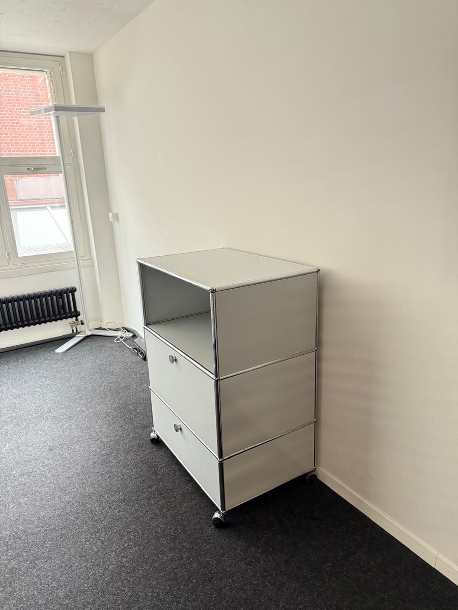 USM Scaffali: USM Sideboard Lichtgrau – Usato da Grenchen venduto da Design-Outlet 1