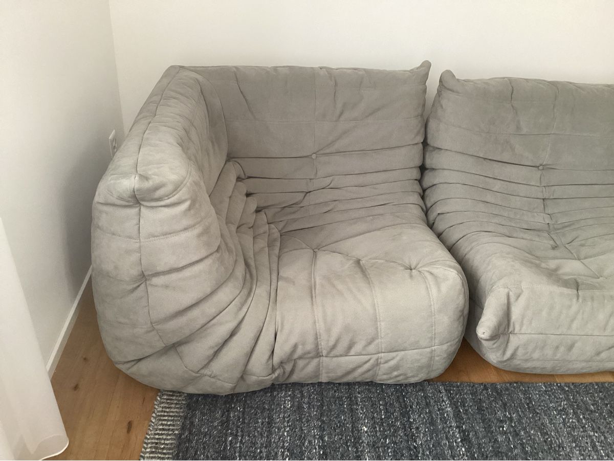 Ligne Roset Divani: Ligne Roset Togo Sofa und Eckteil in Alcantara Silver – Usato da Gunten venduto da asa017 2