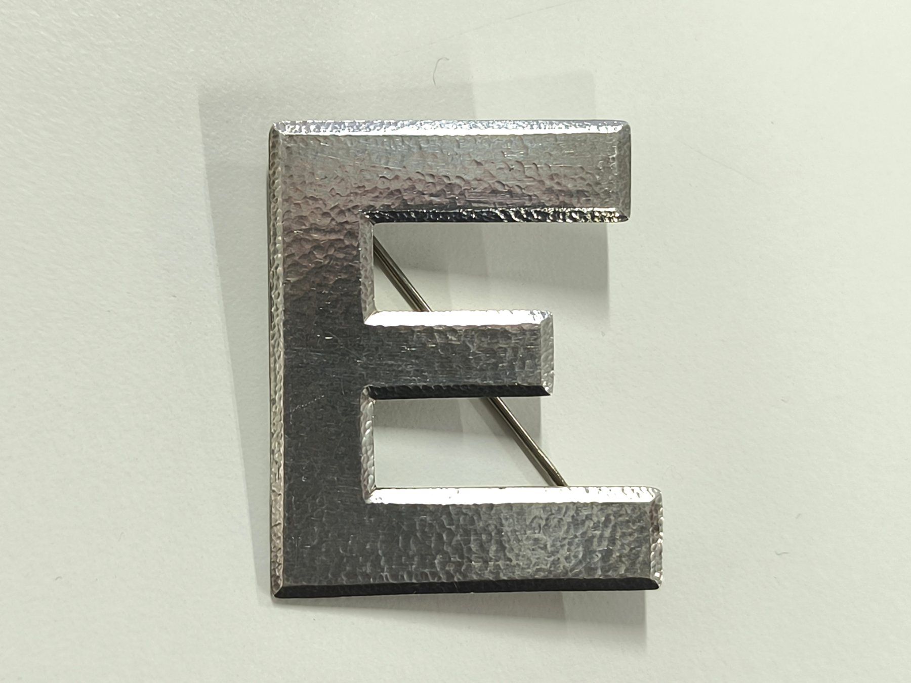 Spille & Fermagli: Silberbrosche Buchstabe E Walter Bell 900 Silber 14,9g – Usato da Rüti ZH venduto da Restwert_Rueti_ZH