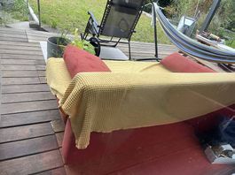 Dunkeloranges Sofa zum Ausziehen mit "Bettkasten"