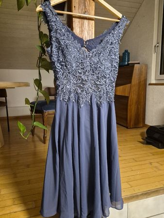Abendkleid JJ's House blau mit Spitze Steinchen neuwertig